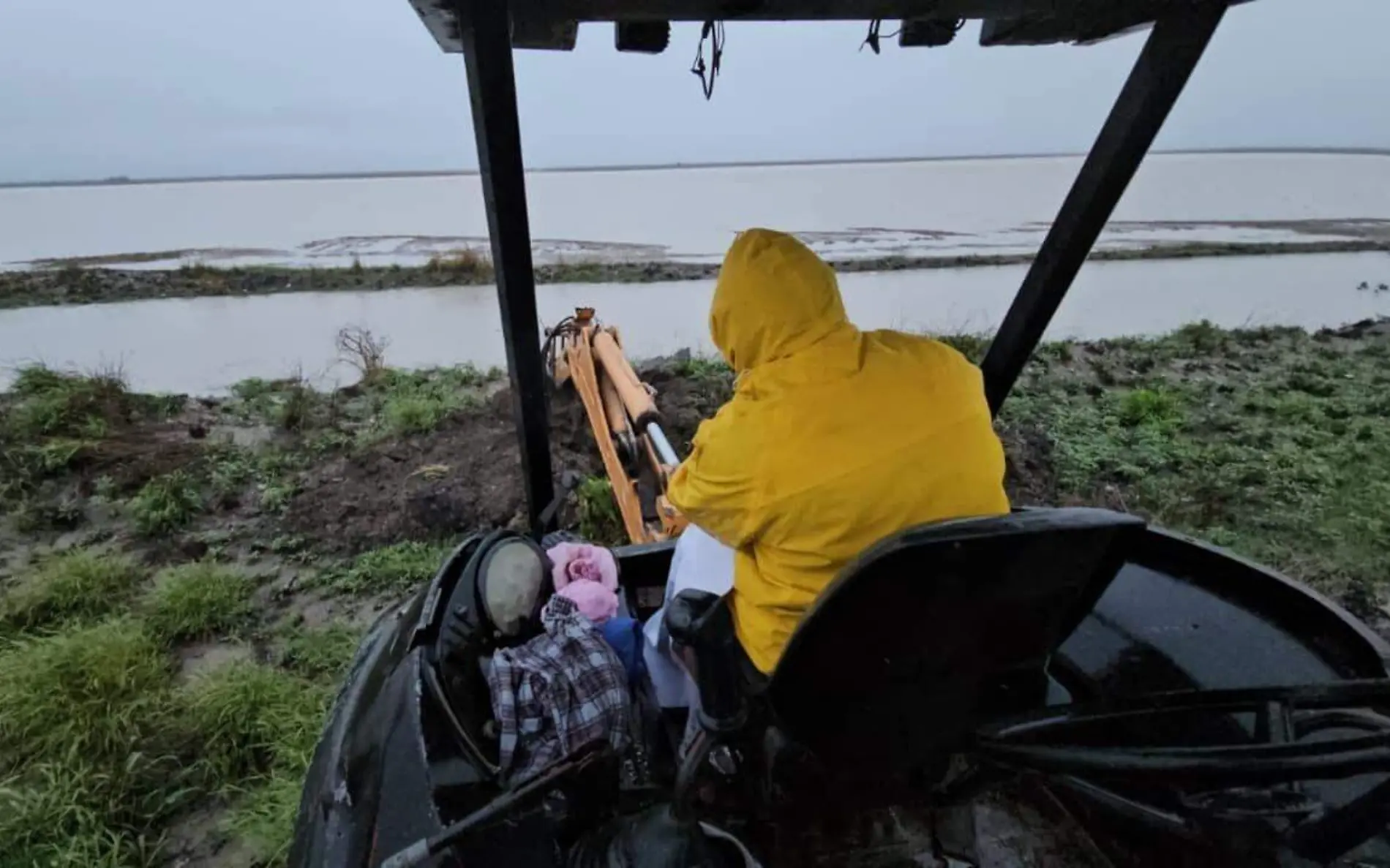 Rompen carretera para drenar inundaciones en ejido de Tamaulipas 